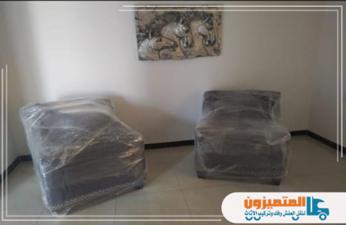 Furniture installation 3 e1759775888322 خدماتنا تشمل تغليف الأثاث الشفاف لقطع الجلوس، كما يظهر الكرسيان المحميان تمامًا. للحصول على خدمة نقل عفش مضمون وتركيب أثاث بجدة خالية من المتاعب، تواصل مع شركة المتميزون 0501299985.
