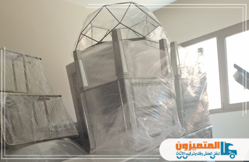 Furniture installation company in Jeddah.webp e1759775576205 حتى القطع ذات التصميم المعقد يتم التعامل معها بعناية. هنا يتم تغليف الكراسي والطاولات ذات الهيكل المعدني استعداداً للنقل. نحن في شركة المتميزون 0501299985 نقدم خدمة تركيب أثاث إيكيا بجدة وجميع أنواع الأثاث بدقة.