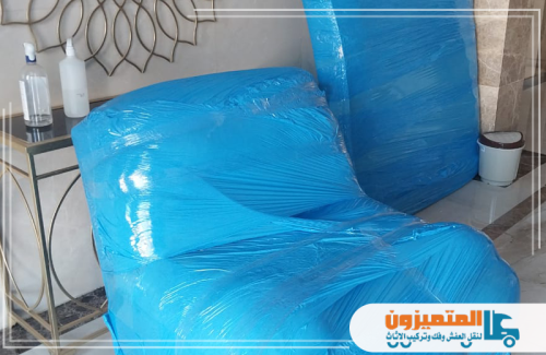 Furniture installation company in Jeddah2.webp e1759777279132 نقدم خدمة تغليف وتخزين الأثاث بجدة بأعلى جودة. هذا الكرسي الفردي تم تغليفه بالكامل للحماية من الخدوش والأتربة أثناء النقل. نحن في شركة المتميزون 0501299985 نضمن وصول عفشك بأمان تام.