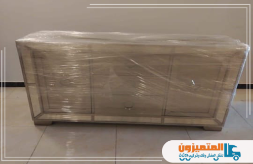 Furniture installation company in Jeddah3.webp e1759777478907 حماية الأثاث الحساس والمرايا هي تخصصنا. هذه الخزانة ذات الأسطح العاكسة تم تغليفها بإحكام لـنقل الأثاث بأمان. اعتمد على خبرة شركة المتميزون 0501299985 في فك وتركيب جميع أنواع الأثاث بجدة.